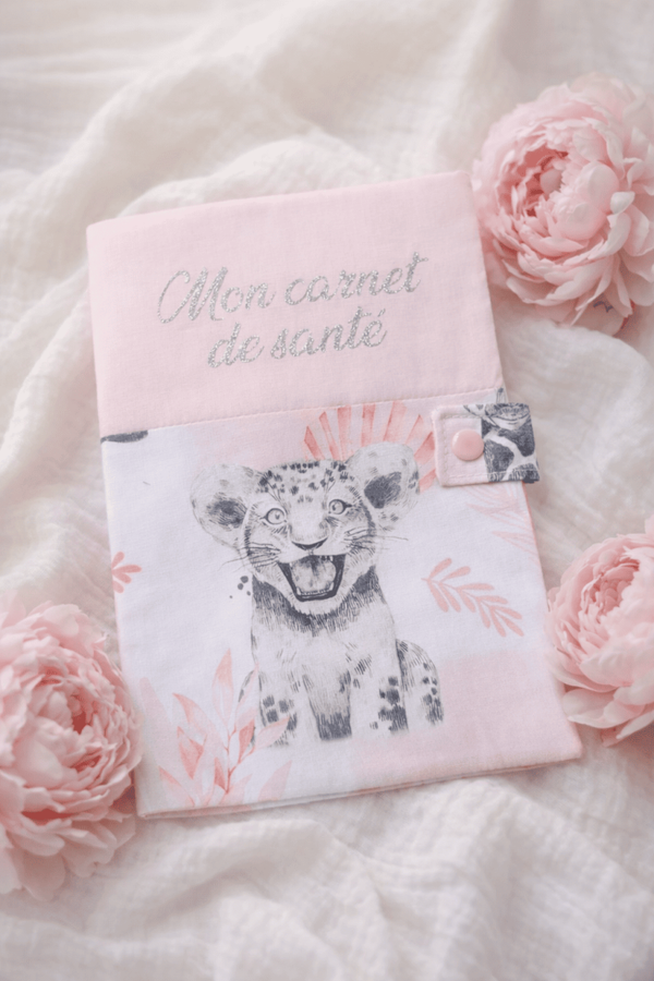 Protège carnet de santé Lionceau rose