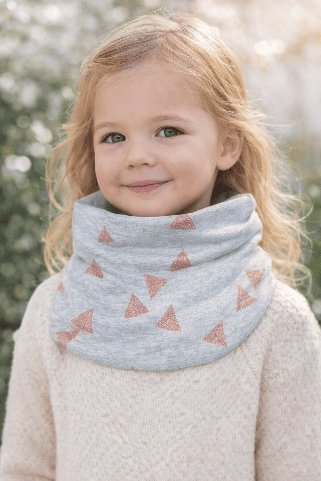 Cache cou triangles fond gris