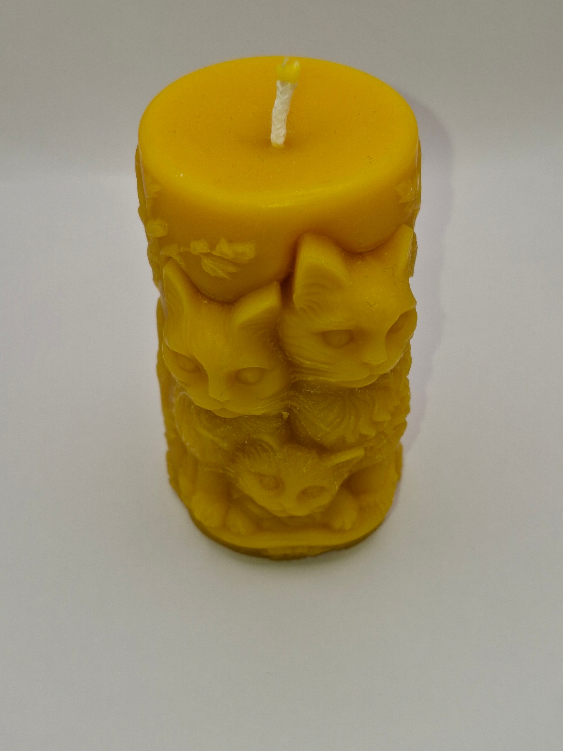 Bienenwachskerze mit verschiedenen Motiven