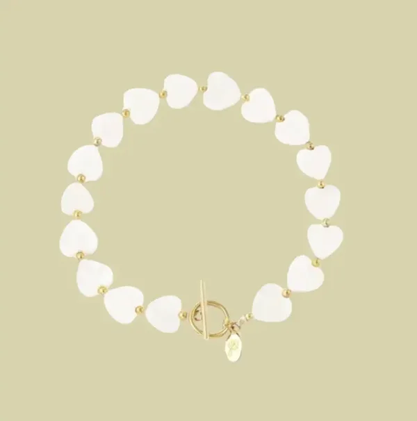 Armband met witte hartjes