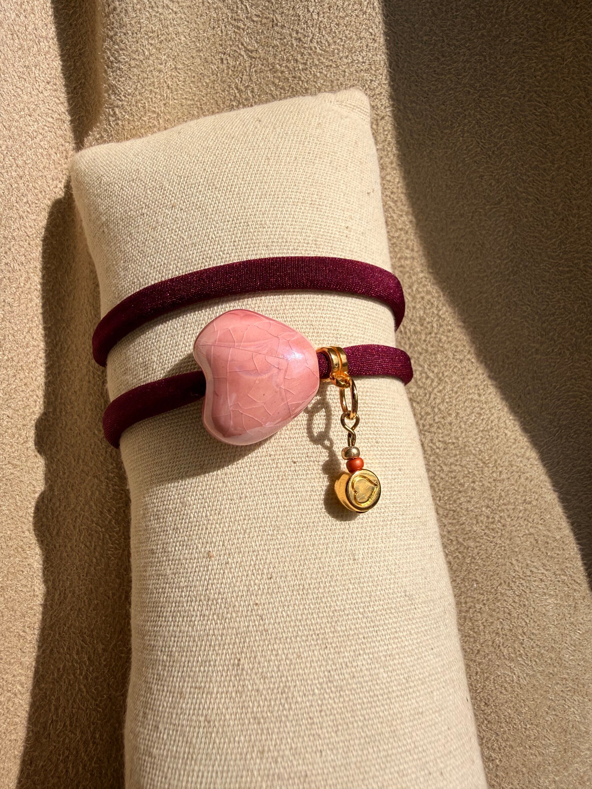 Stoffen Bordeux rode armband met roze hart