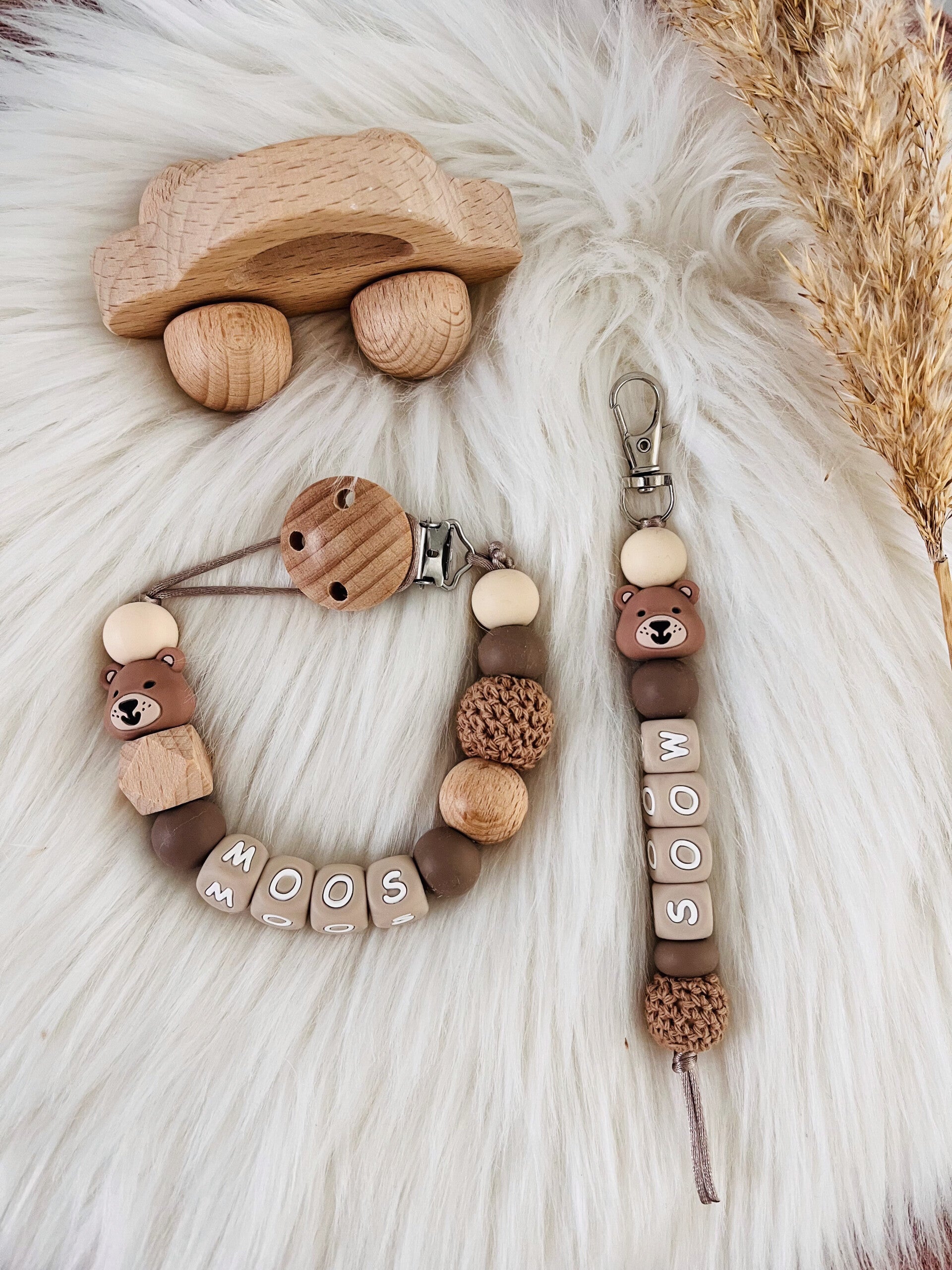 Gepersonaliseerd cadeausetje met speenkoord, hanger & houten auto 🧸