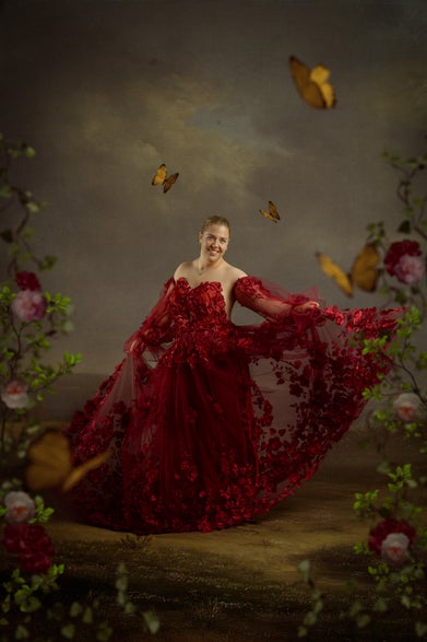 Ace Photography Nederland Fine Art fotoshoot van jonge man met baardje en parels rondom zijn boven lichaam en een mooi victoriaans korset