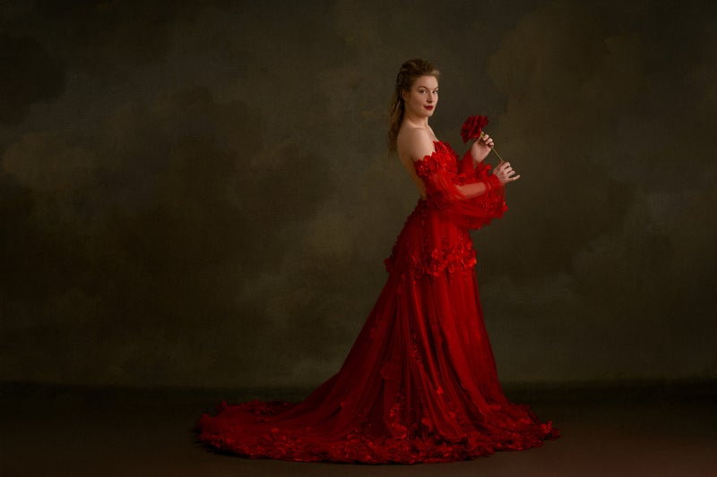 Ace Photography Nederland Fine Art fotoshoot van een dame in een handgemaakte rode jurk en een roos in haar handen