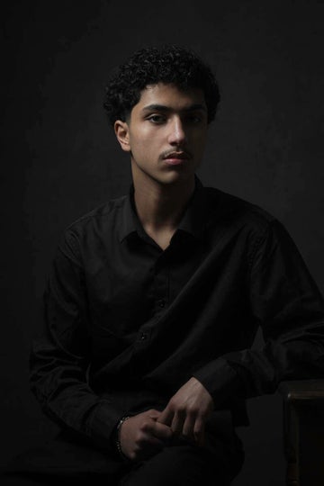 Ace Photography Nederland tijdloos portret van man in donkere setting