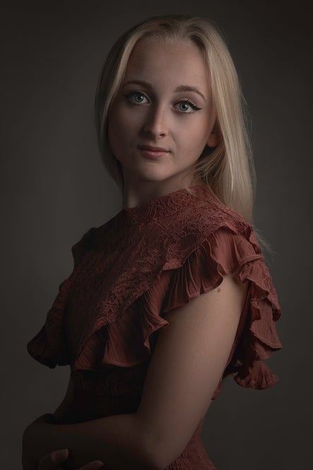 Ace Photography Nederland Portret Fotografie fotoshoot jonge dame met rood haar en een warme wollen trui