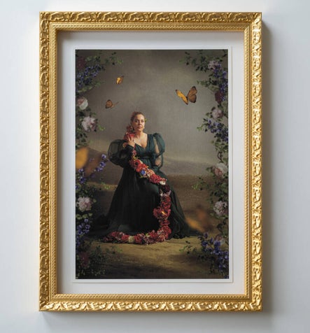 Ace Photography Portret Afgedrukt & ingelijst aan de muur van blonde dame naast een raam