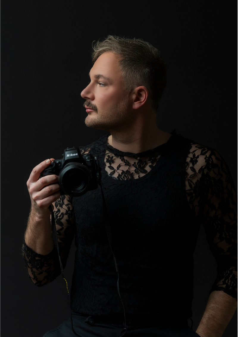 Ace Photography Nederland Zelfportret van Fotograaf Ace met zijn nikon Z camera in de hand