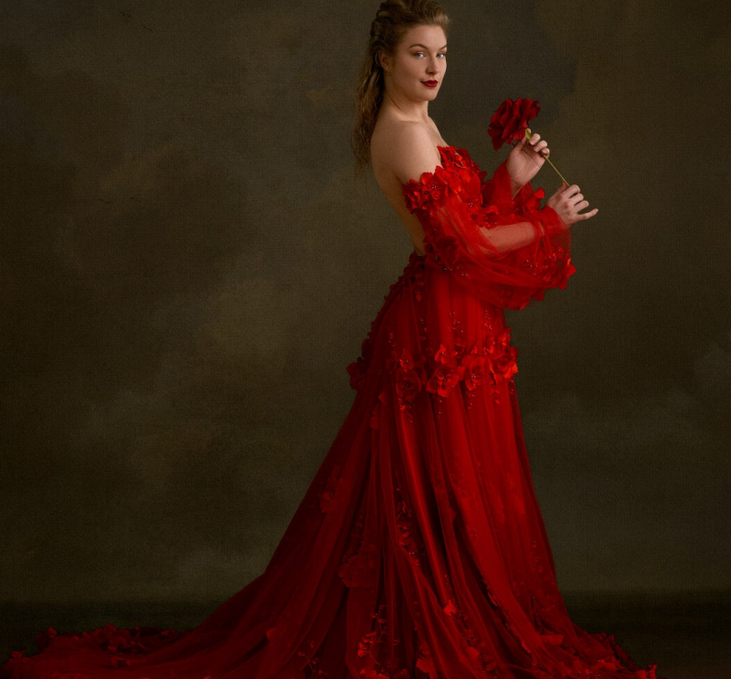 Ace Photography Nederland Fine Art fotoshoot van een dame in een handgemaakte rode jurk en een roos in haar handen