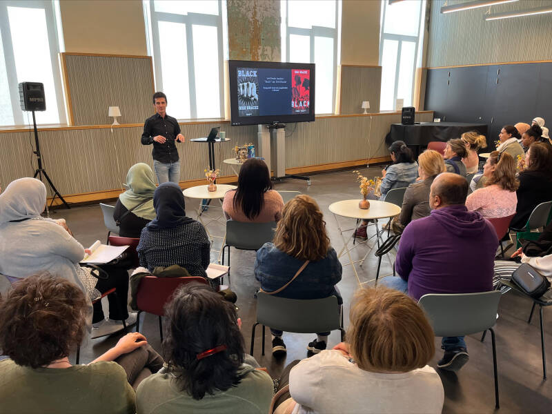 Lezing aan NT2-cursisten door auteur Michael Sels in het Predikheren te Mechelen