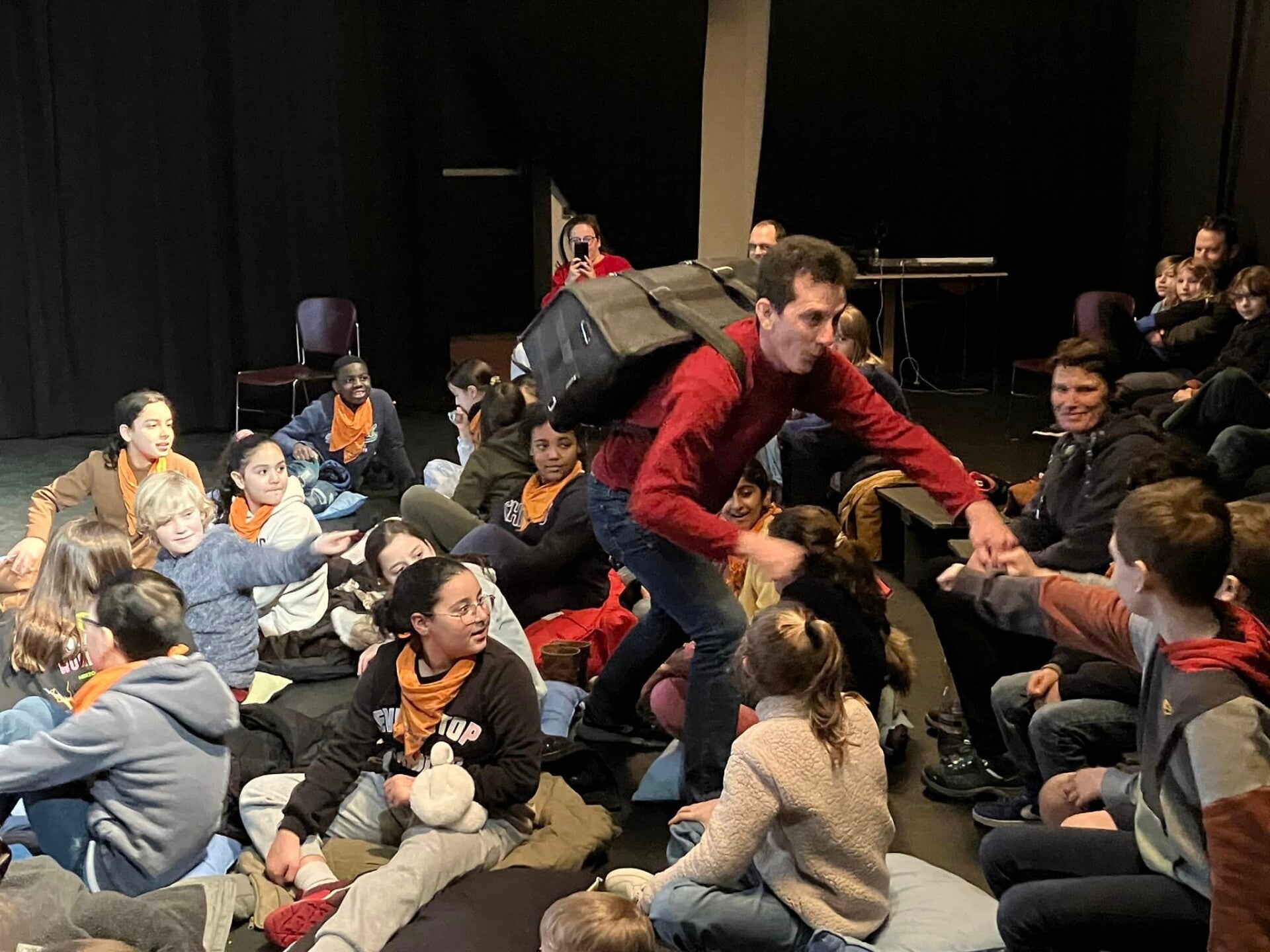 Jeugdauteur Michael Sels brengt het verteltheater "Een doodgewone jongen"