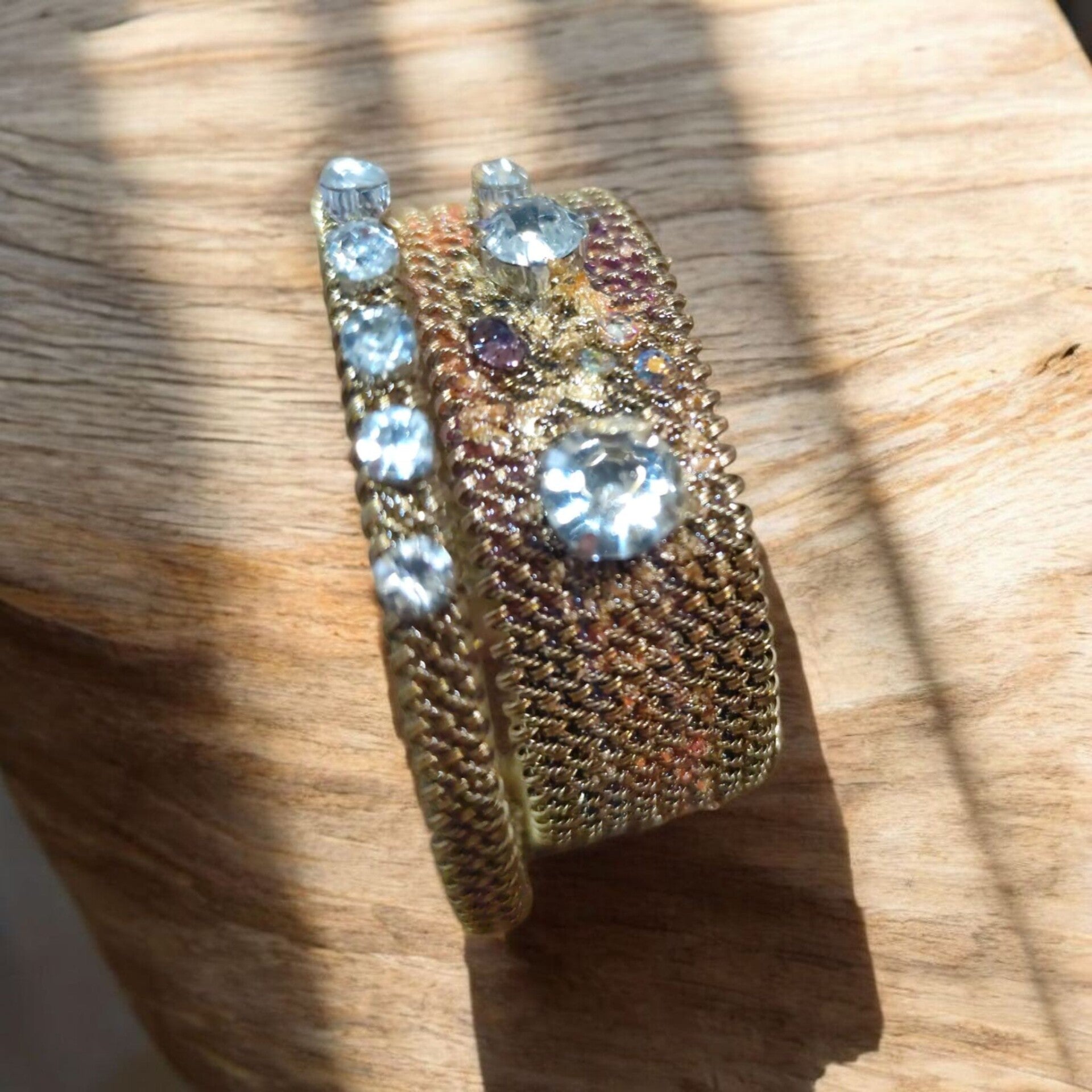 Brazalete tipo vintage con pedrería.