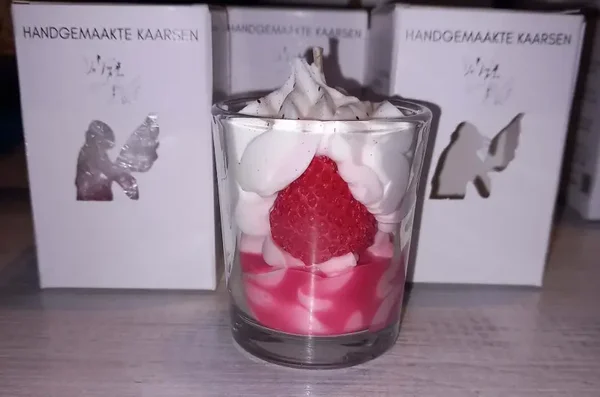 Kleine handgemaakte aardbeienkaars