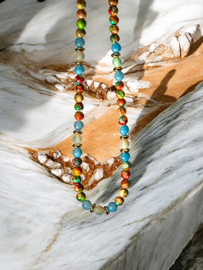 Halskette  - Bunter Meeressediment-Jaspis mit Aquamarin, Amazonit & Goldperlen