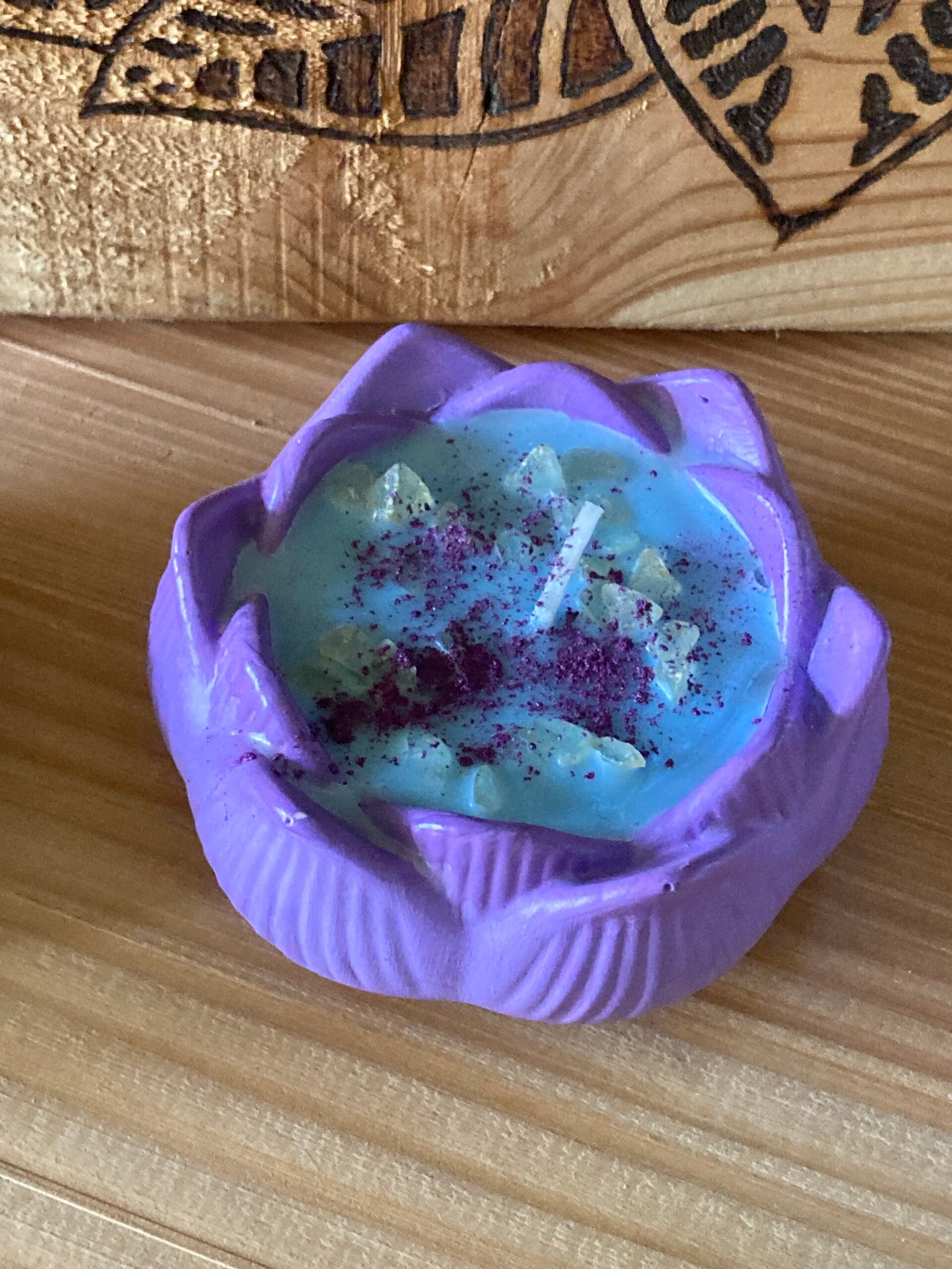 Duftkerze im Keramik- kleine Lotus „Rubin“ 🕯️🌸💎