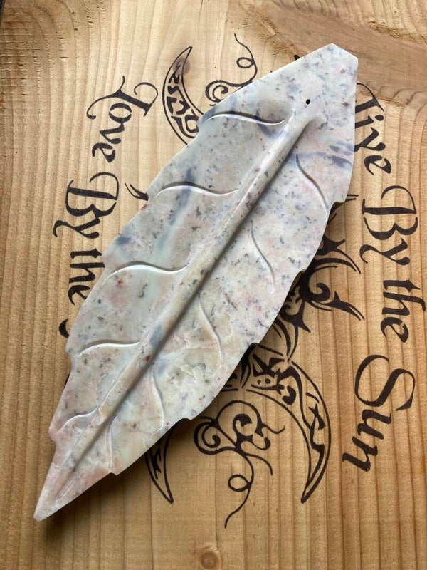 Blattformiger Räucherstäbchenhalter aus Speckstein