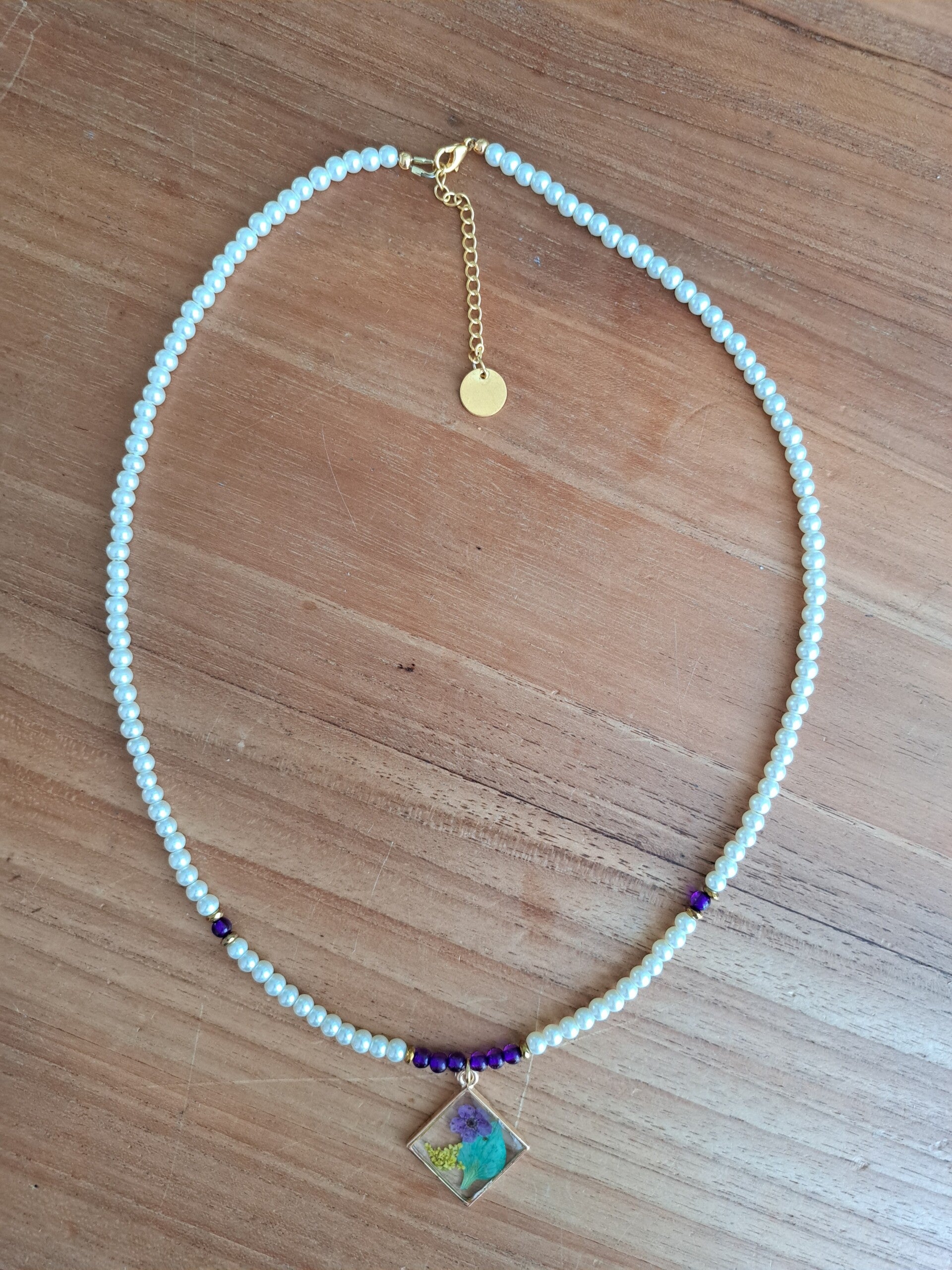 PARELKETTING MET PAARSE BLOEM HANGER