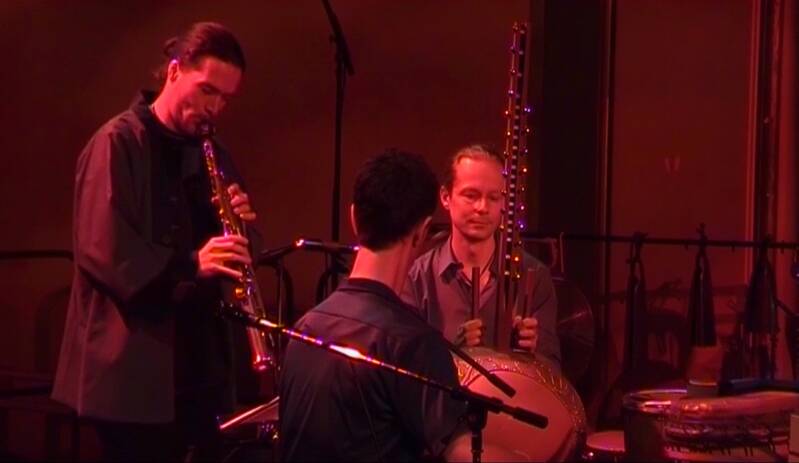 Gert Anklam am Saxophon, Wolfram Blechner mit einer Gembri und Till Bommer an der Kora machen gemeinsam Musik