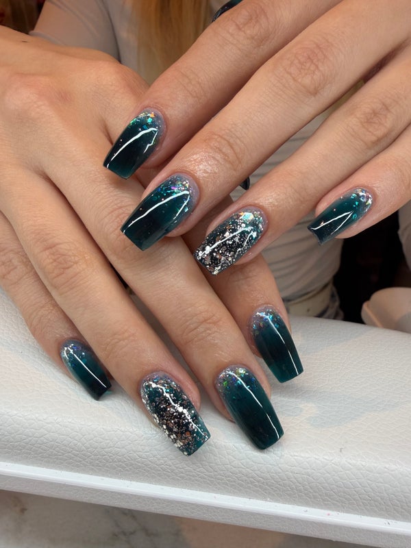 Forest Glitter Fade winter nail manicure