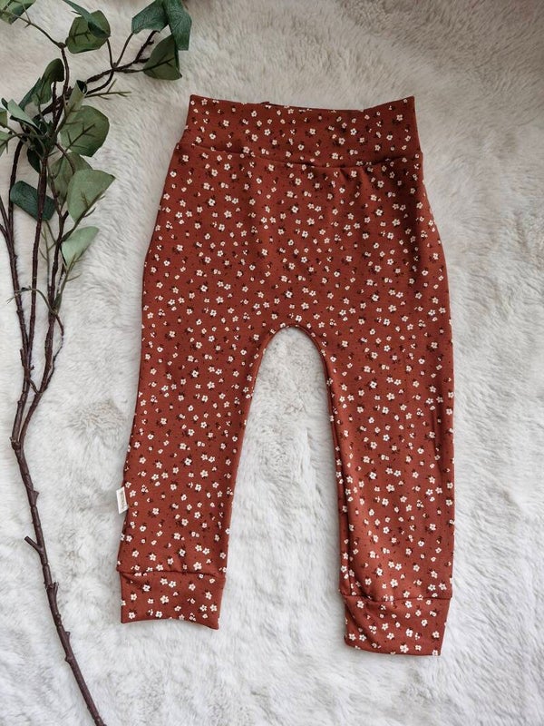 Broekje roest bruin witte bloemetjes