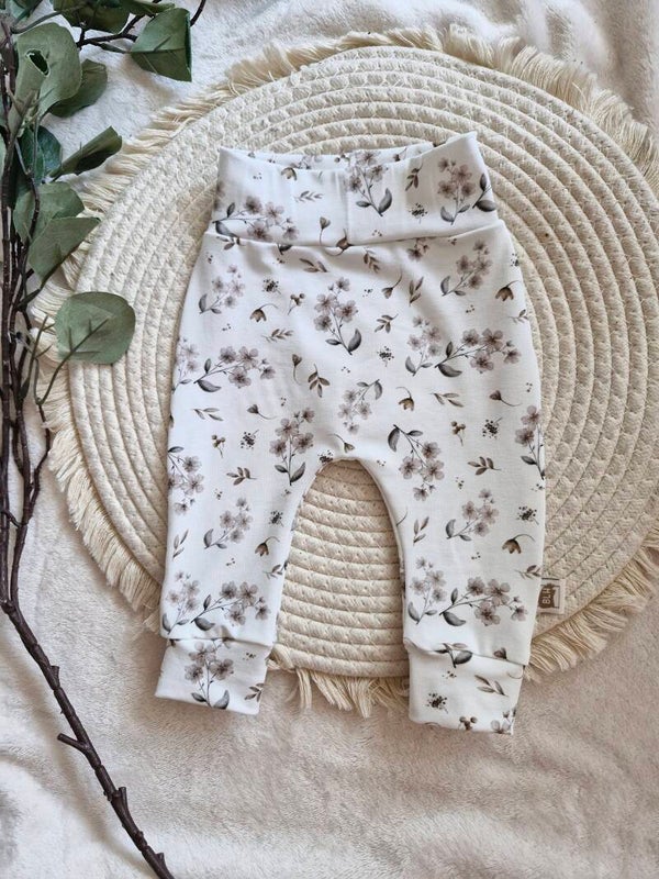 Broekje 56 beige bloemenprint