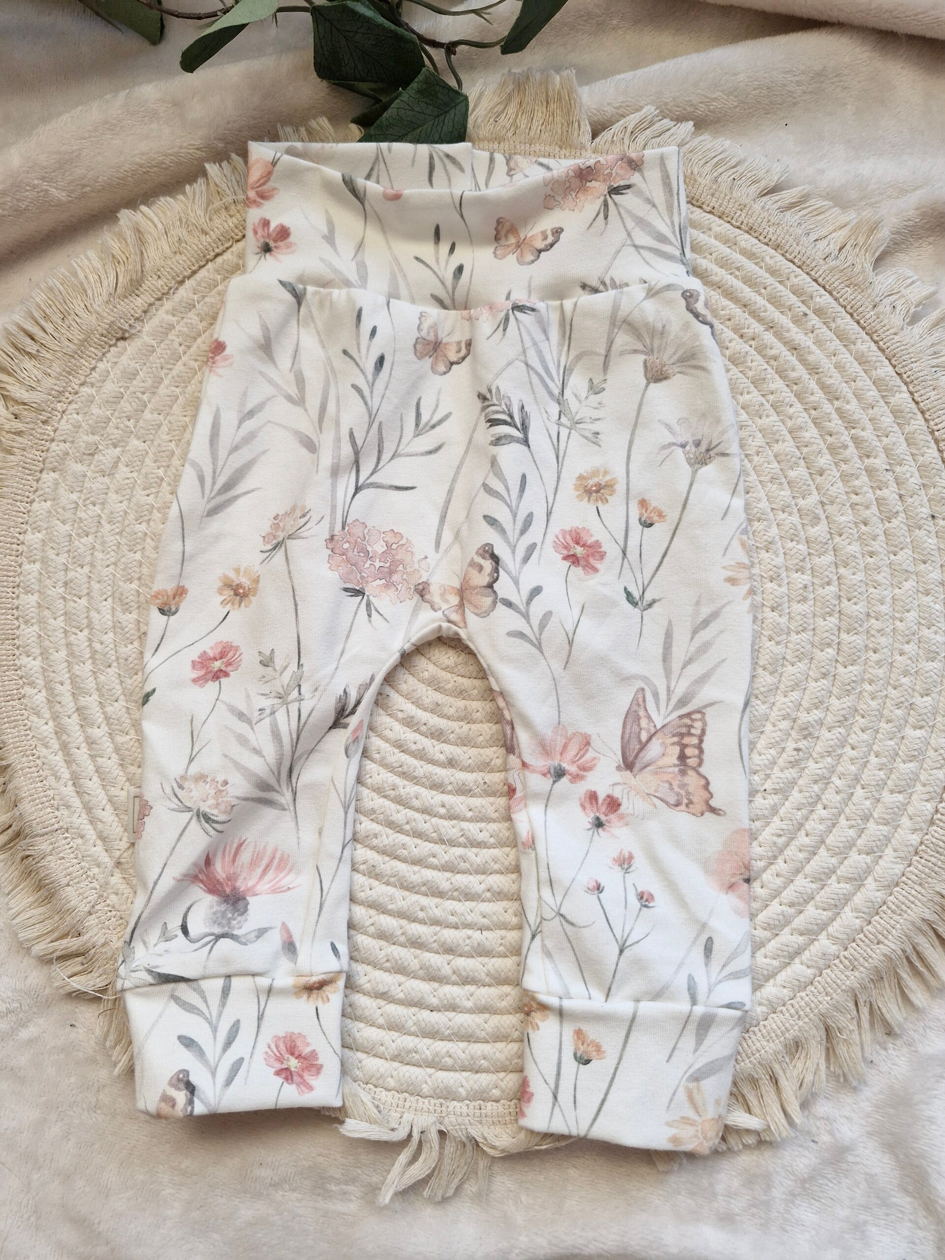 Broekje 62 flowers and butterflies