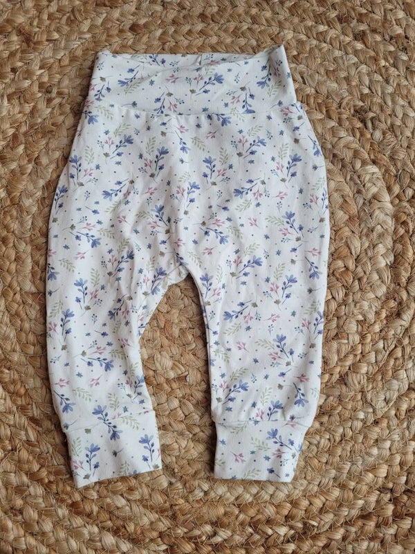 Broekje blauw bloemetjes