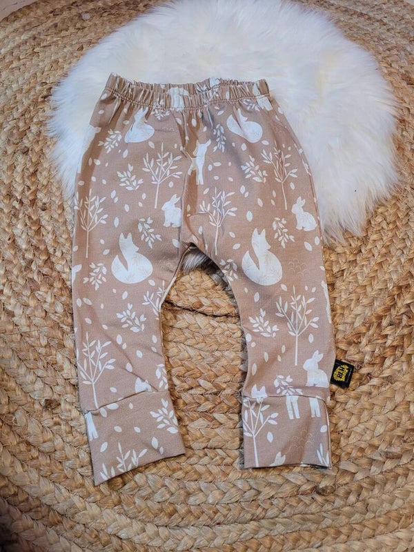 < Broekje met elastiek 74 hertjes zand