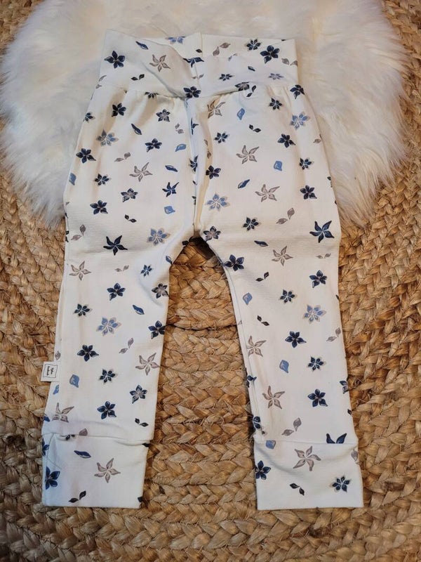 <Broekje 74 blauw bloemetjes