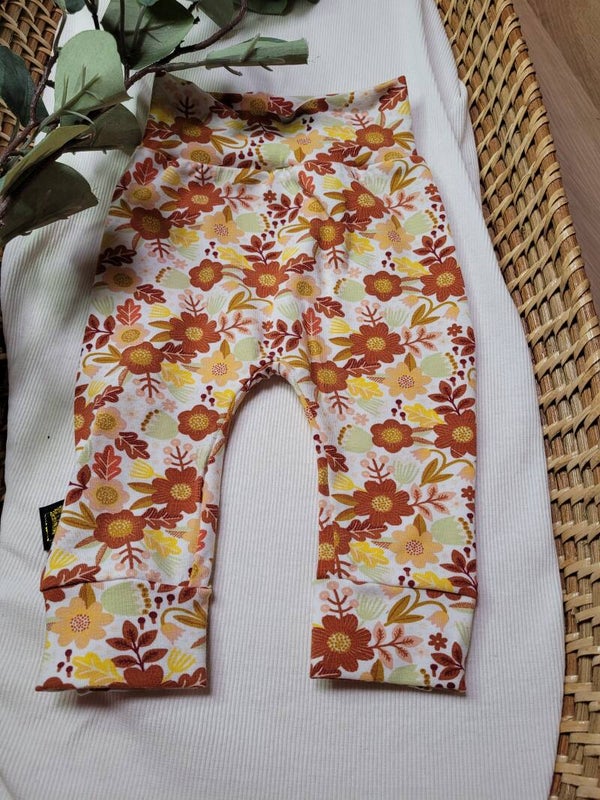 --- Broekje 56 bloemenprint brique, geel, roze