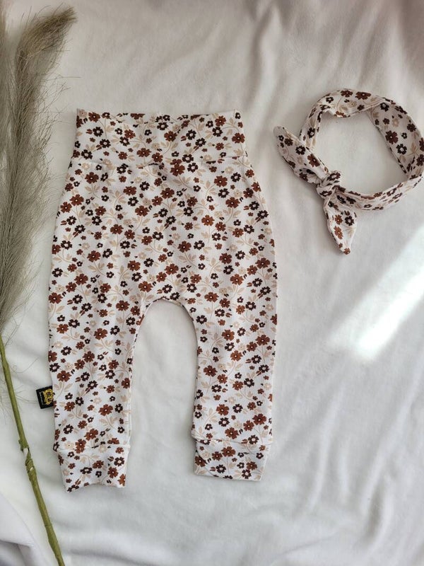 Babybroekje bruine bloemetjes