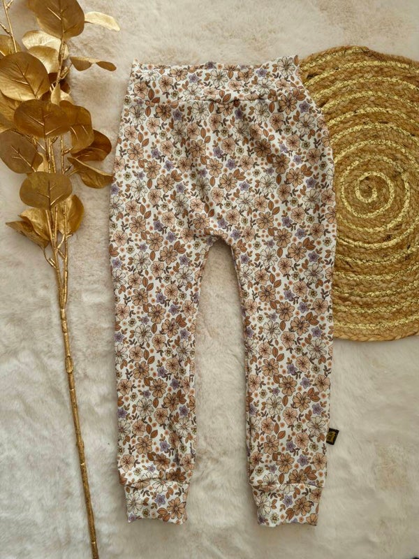 Broekje 104 vrolijke bloem lila