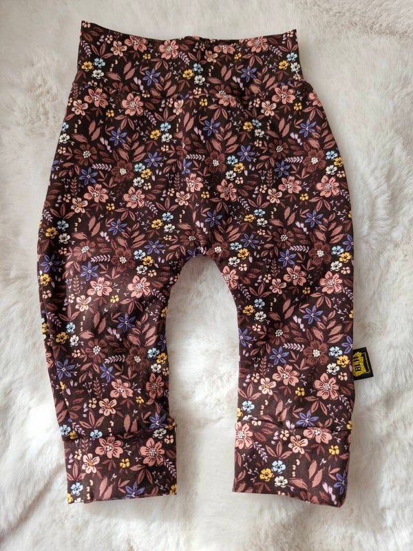 Broekje 62 bruine bloemen