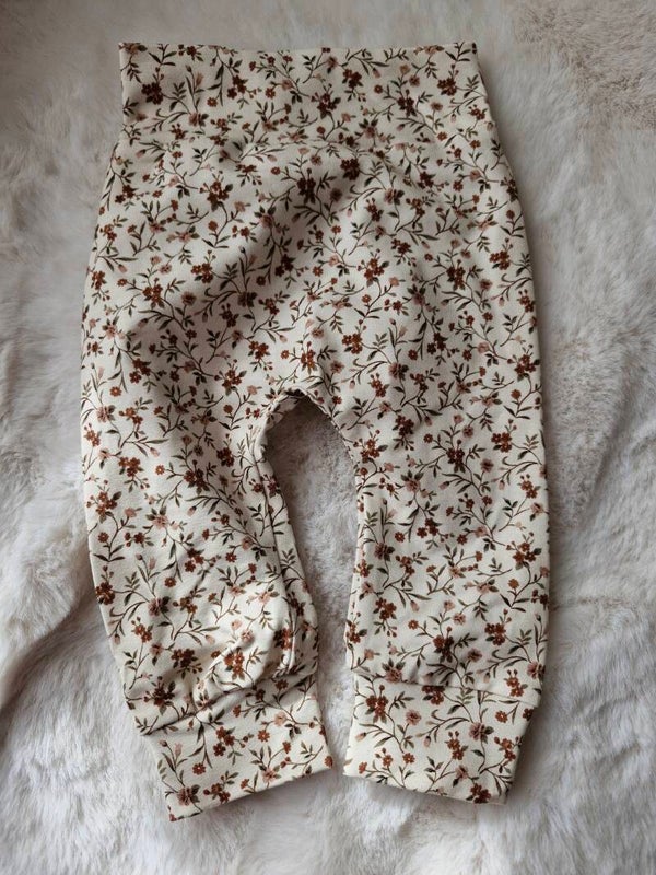 Broekje romantische bloemen beige