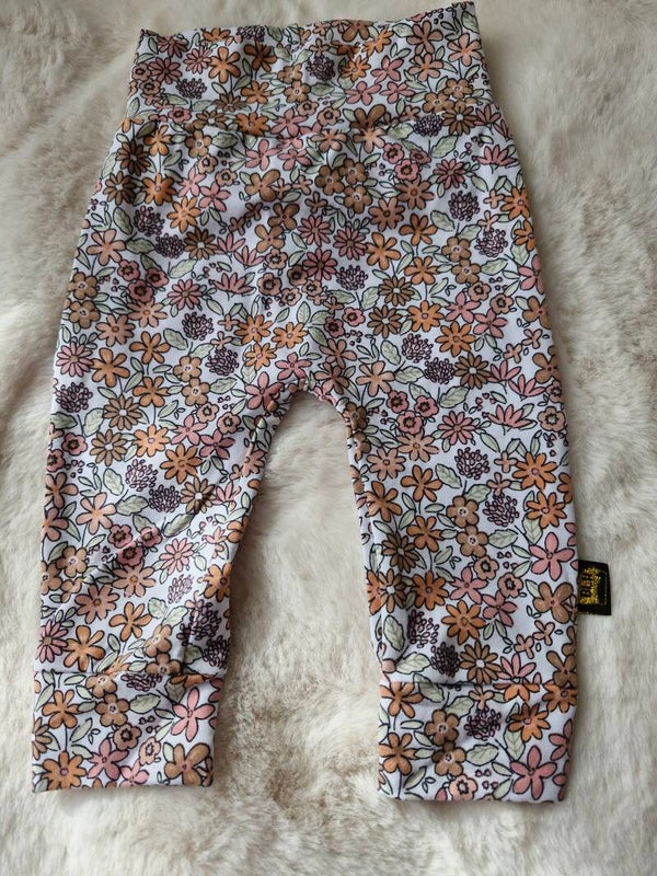 Broekje 62 zomerse bloemen wit