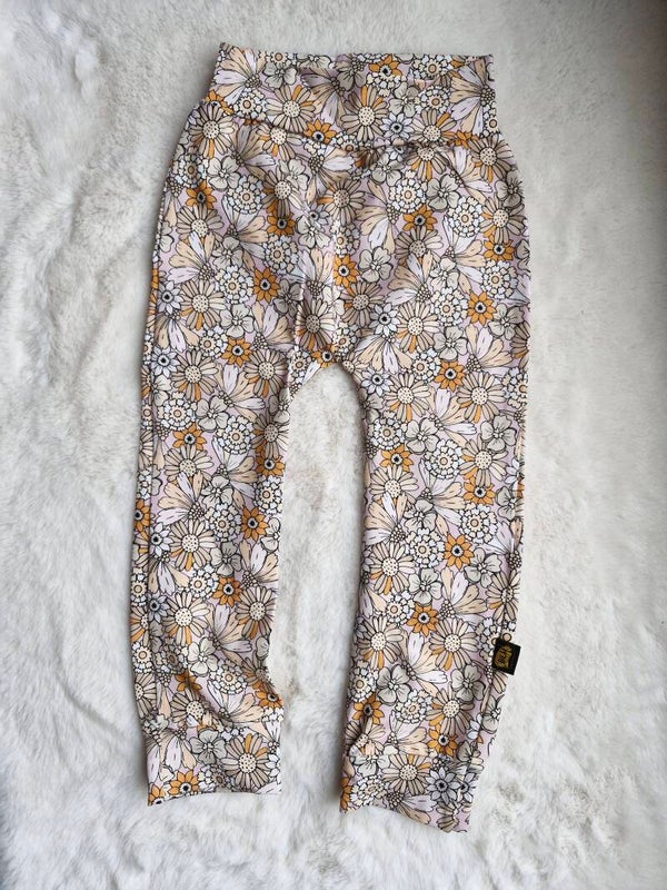 Broekje 98 vrolijke bloemen lila