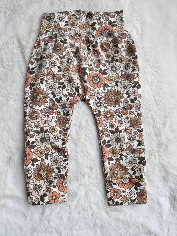 Broekje 68 flowers and butterflies bruin