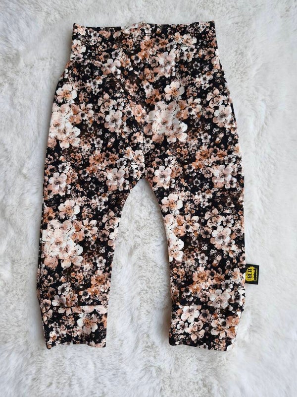 Broekje 68 dark creme flowers