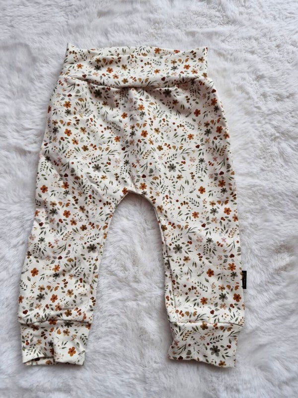 Broekje 68 bloemen collage ecru