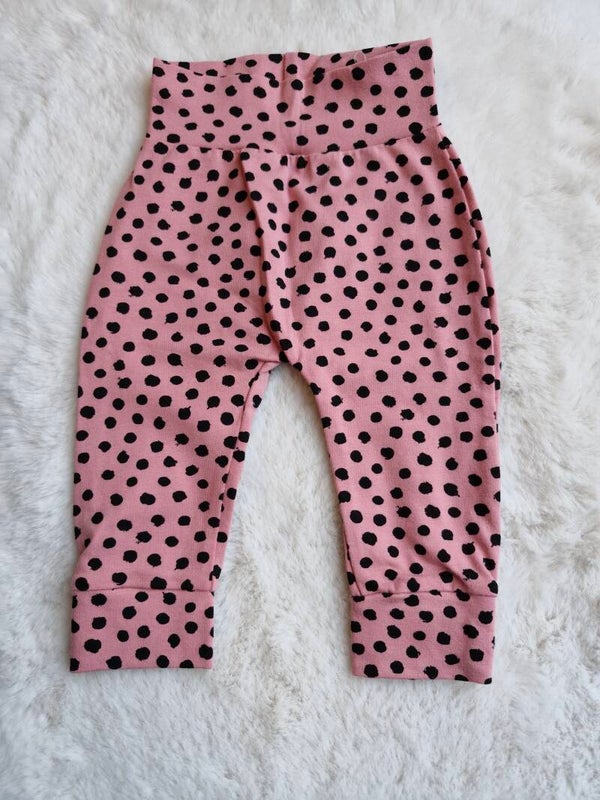Broekje roze met zwarte stip