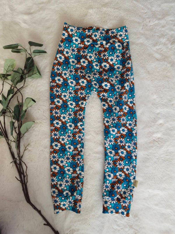 Broekje 104 blauw met bloemen