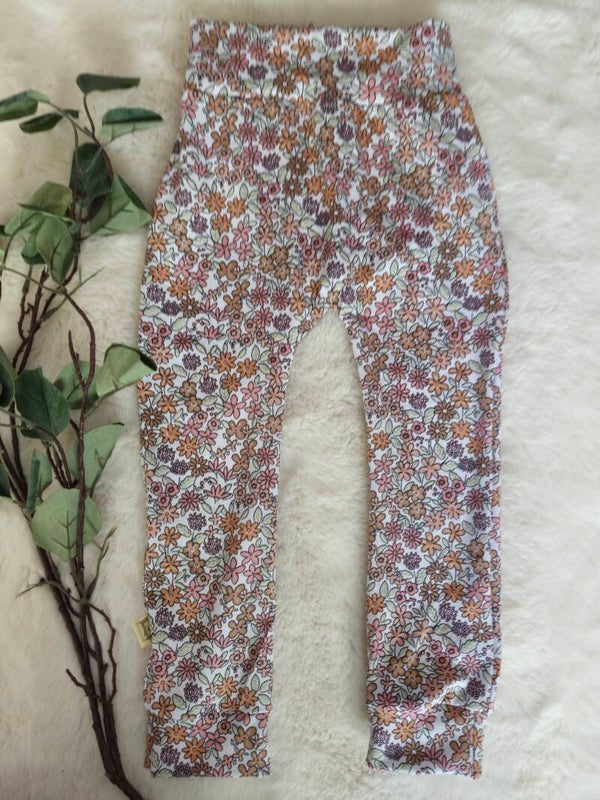 Broekje zomerse bloemen wit 98