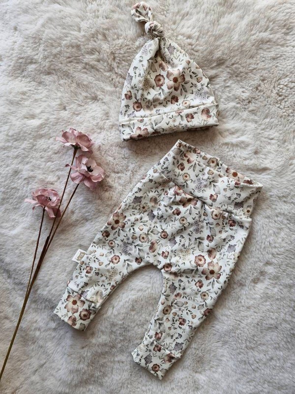 Babyset pastel bloemen met knoopmutsje