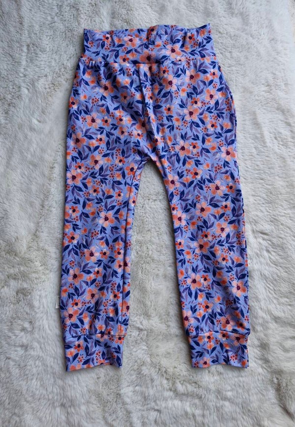 Broekje 98 blauw met roze bloemen