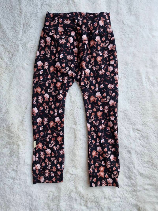 Broekje zwart met licht bruin roze bloemen