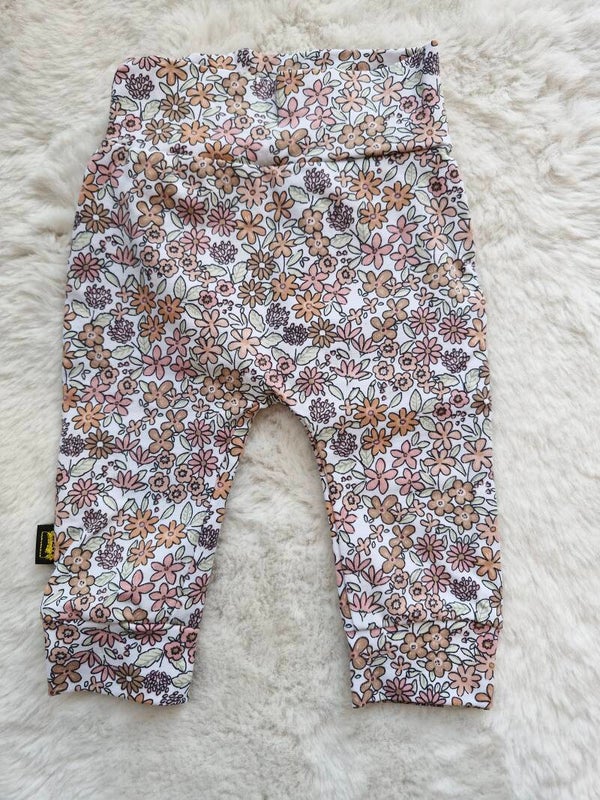 Broekje 62 zomerse bloemen wit