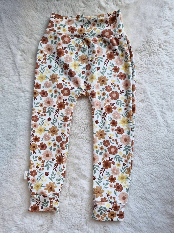 Broekje 92 bruine en gele bloemenprint