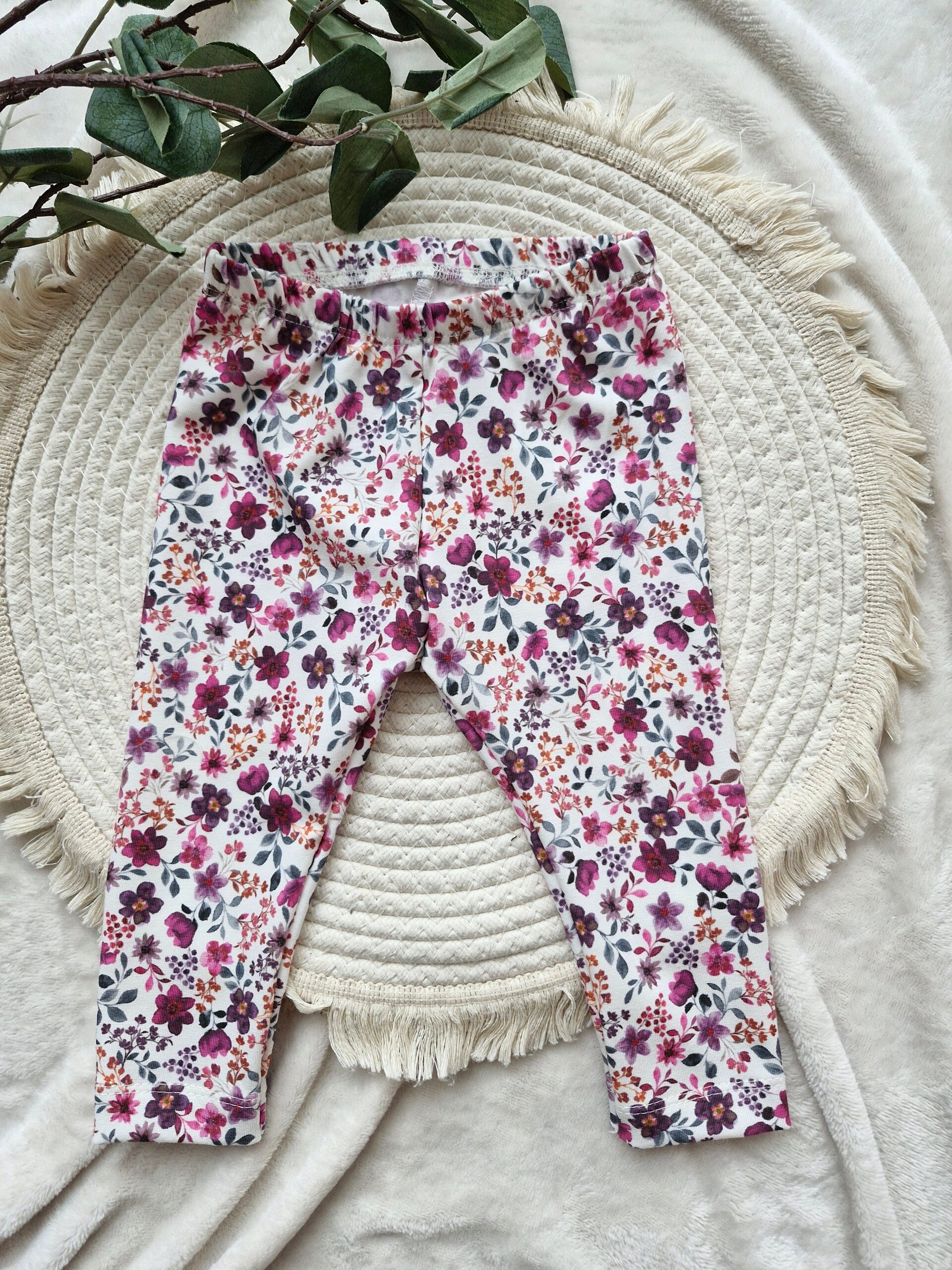 Legging of flare fuchsia flowers