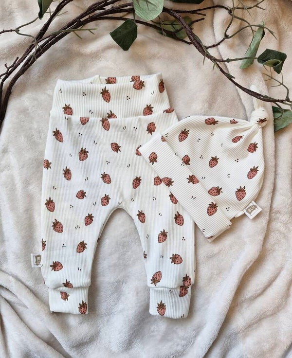 Broekje rib tricot aardbeitjes