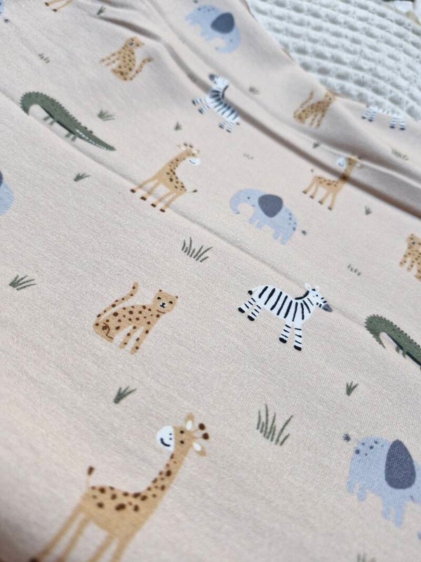 Coupon katoen tricot 1mx1.4m zand beige diertjes